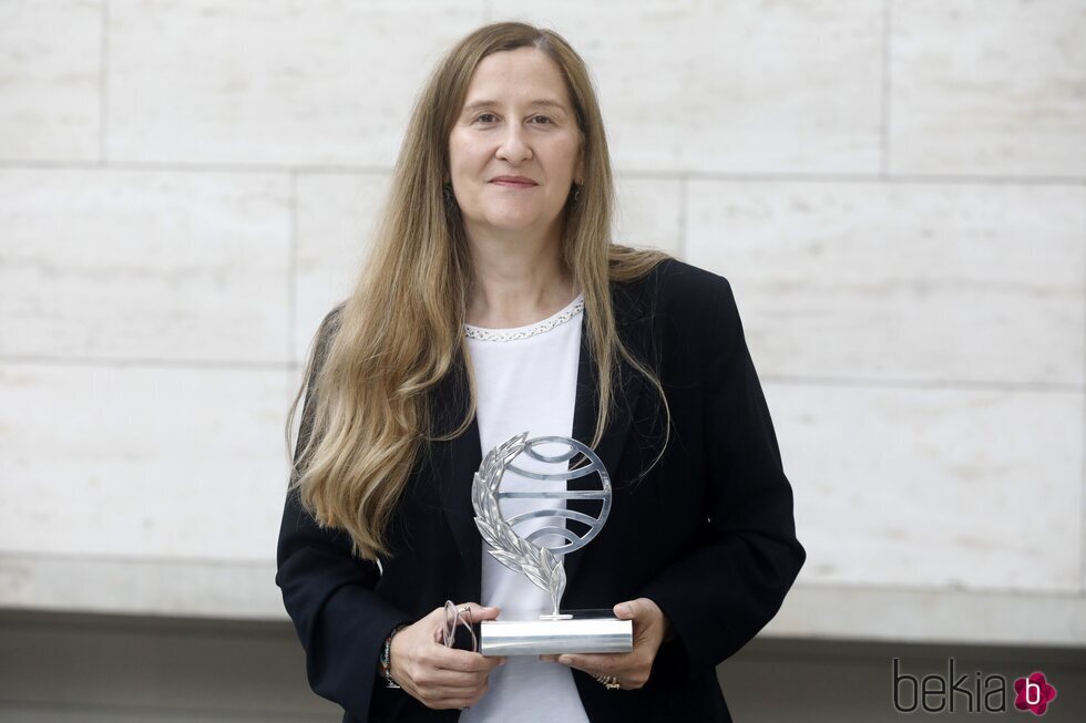 Luz Gabás con su trofeo de ganadora del Premio Planeta 2022
