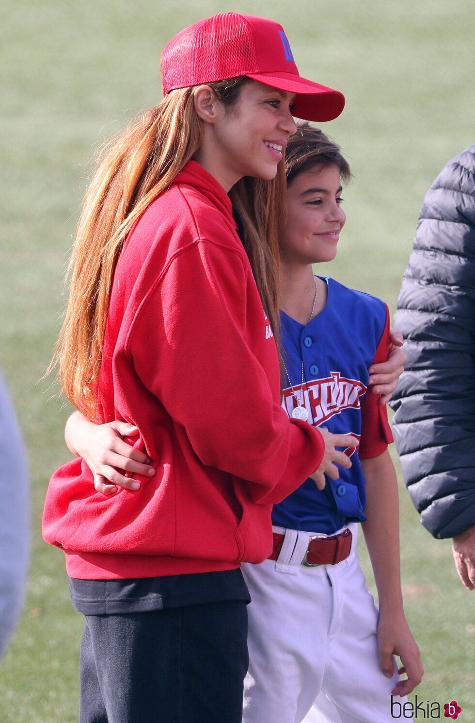 Shakira con su hijo Milan en un partido de Beisbol en Barcelona