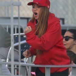 Shakira animando a su hijo Milán en un partido de beisbol