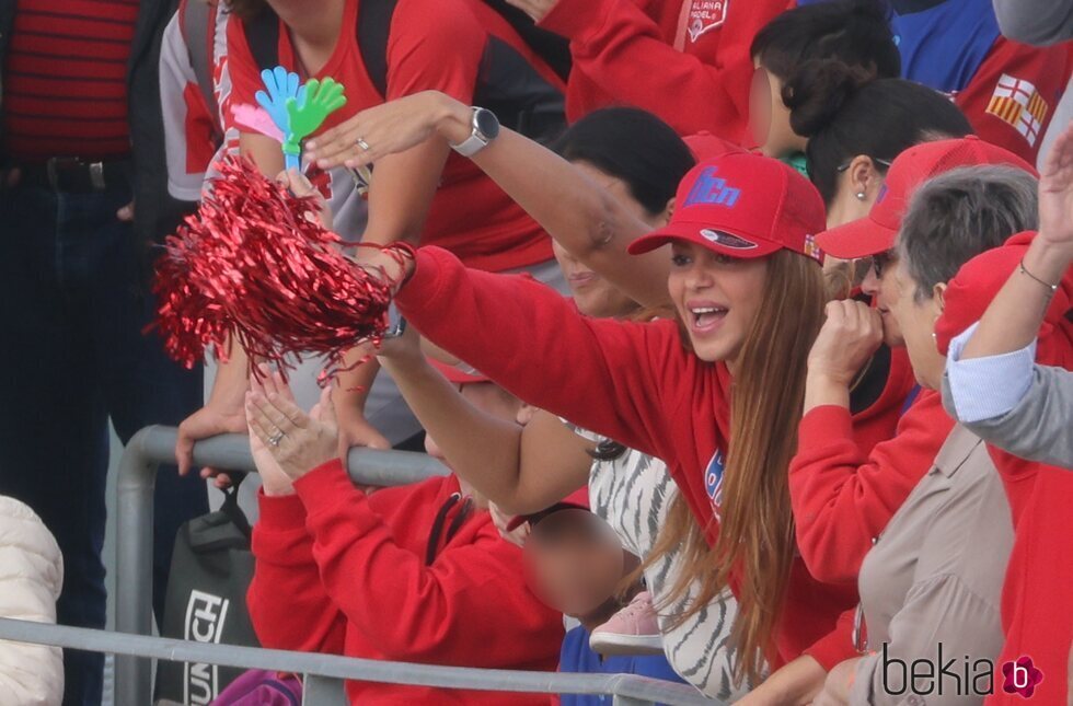 Shakira, la mayor animadora de su hijo Milán en un partido de beisbol