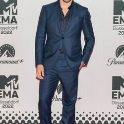 Miguel Ángel Silvestre en la alfombra roja de los MTV EMA 2022