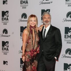 Rita Ora y Taika Waititi en la alfombra roja de los MTV EMA 2022