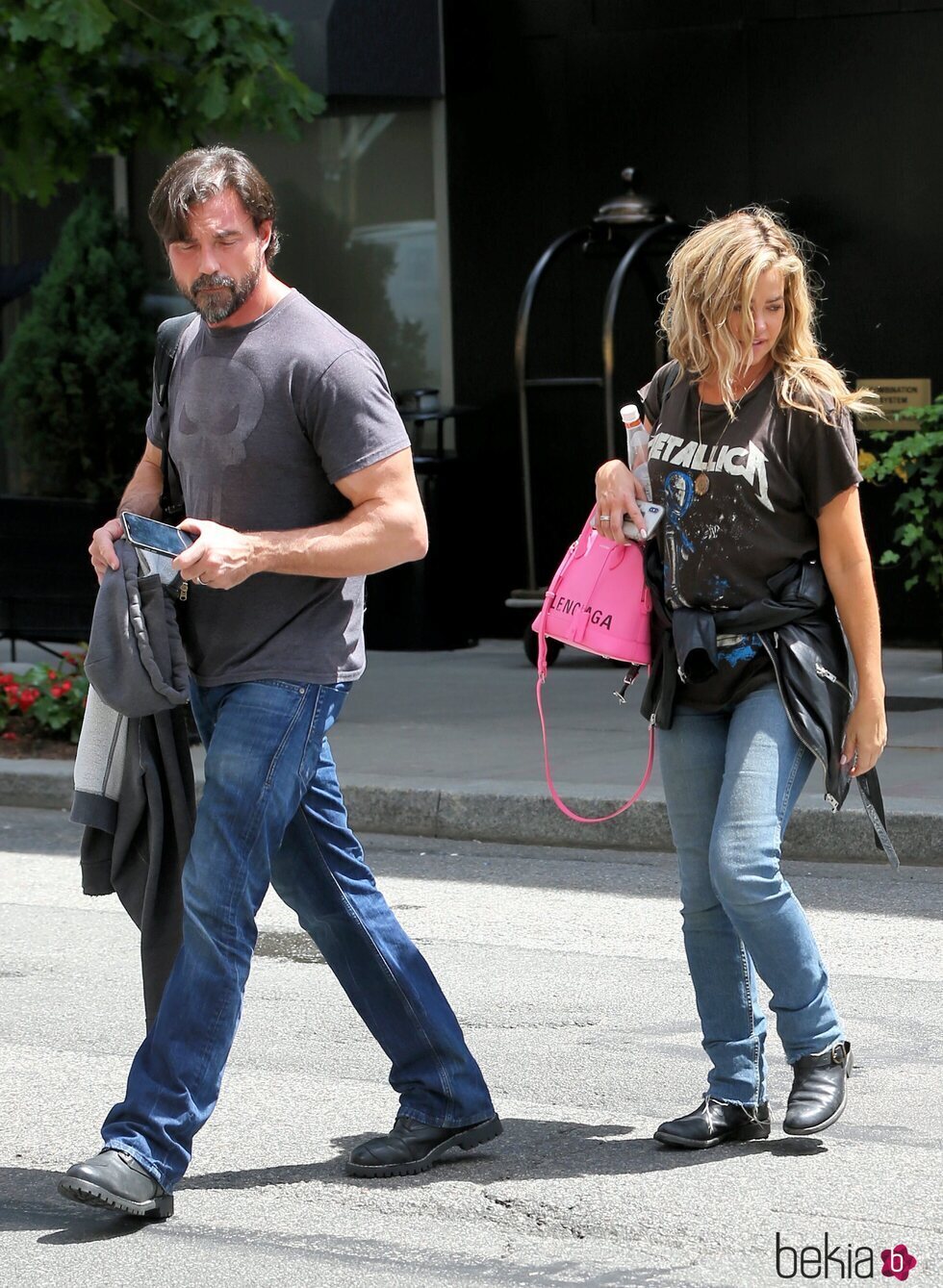 Denise Richards y su marido Aaron Phypers dando un paseo por Nueva York