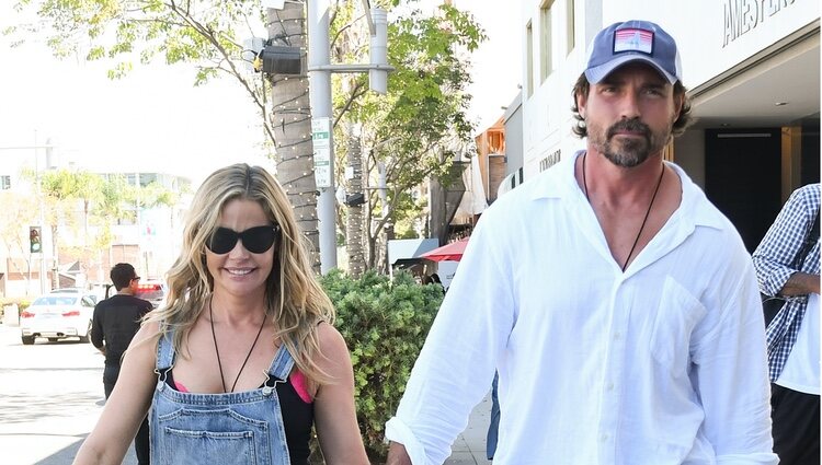 Denise Richards y su marido Aaron Phypers paseando por Los Ángeles
