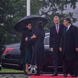 La Reina Letizia y Sanja Music se saludan en presencia del Rey Felipe y Zoran Milanovic al comienzo de la visita de los Reyes a Croacia