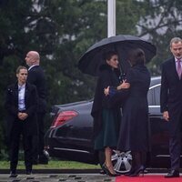 La Reina Letizia y Sanja Music se saludan en presencia del Rey Felipe y Zoran Milanovic al comienzo de la visita de los Reyes a Croacia