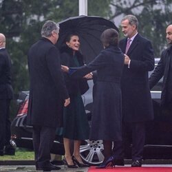 Los Reyes Felipe y Letizia saludan al Presidente de Croacia y su esposa al comienzo de su visita oficial a Croacia