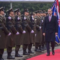 El Rey Felipe VI y el Presidente de Croacia pasando revistas a las tropas al comienzo de la visita oficial de los Reyes a Croacia