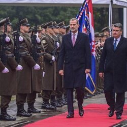 El Rey Felipe VI y el Presidente de Croacia pasando revistas a las tropas al comienzo de la visita oficial de los Reyes a Croacia