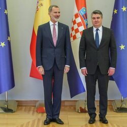 El Rey Felipe VI y el Presidente de Croacia en la bienvenida a los Reyes por su visita oficial a Croacia
