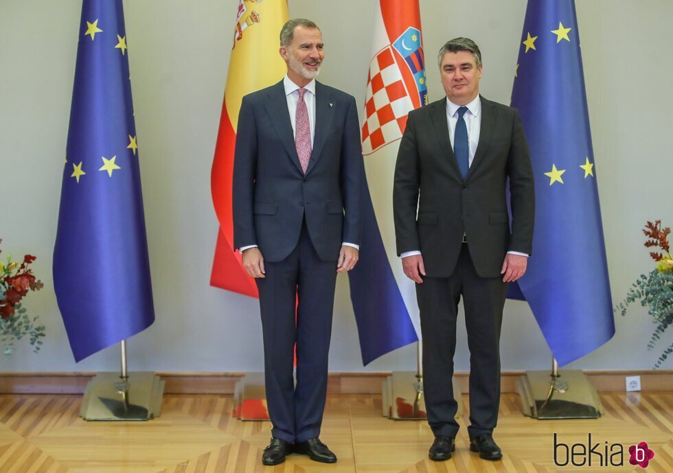 El Rey Felipe VI y el Presidente de Croacia en la bienvenida a los Reyes por su visita oficial a Croacia