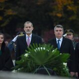Los Reyes Felipe y Letizia y el Presidente de Croacia y su esposa realizando una ofrenda floral en el Monumento a la Patria en Zagreb