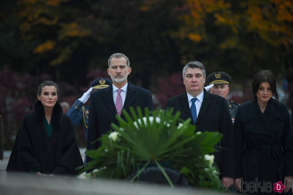 Los Reyes Felipe y Letizia y el Presidente de Croacia y su esposa realizando una ofrenda floral en el Monumento a la Patria en Zagreb