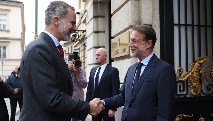 Felipe VI saluda al Presidente del Parlamento croata durante su viaje oficial a Croacia