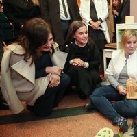 La Reina Letizia junto a la Primera Dama croata en la visita a una clínica de rehabilitación de Zagreb