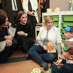 La Reina Letizia junto a la Primera Dama croata en la visita a una clínica de rehabilitación de Zagreb