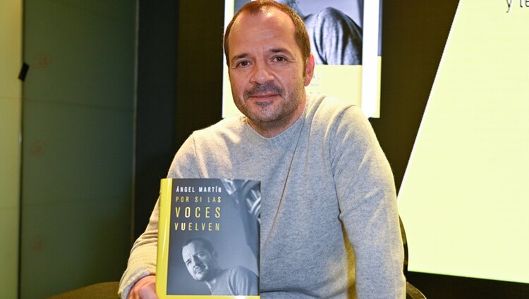 Ángel Martín con su libro 'Por si las voces vuelven'