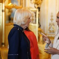 La Reina Camilla y Alexandra Burke hablando en la recepción a los ganadores del Queen's Commonwealth Essay Competition