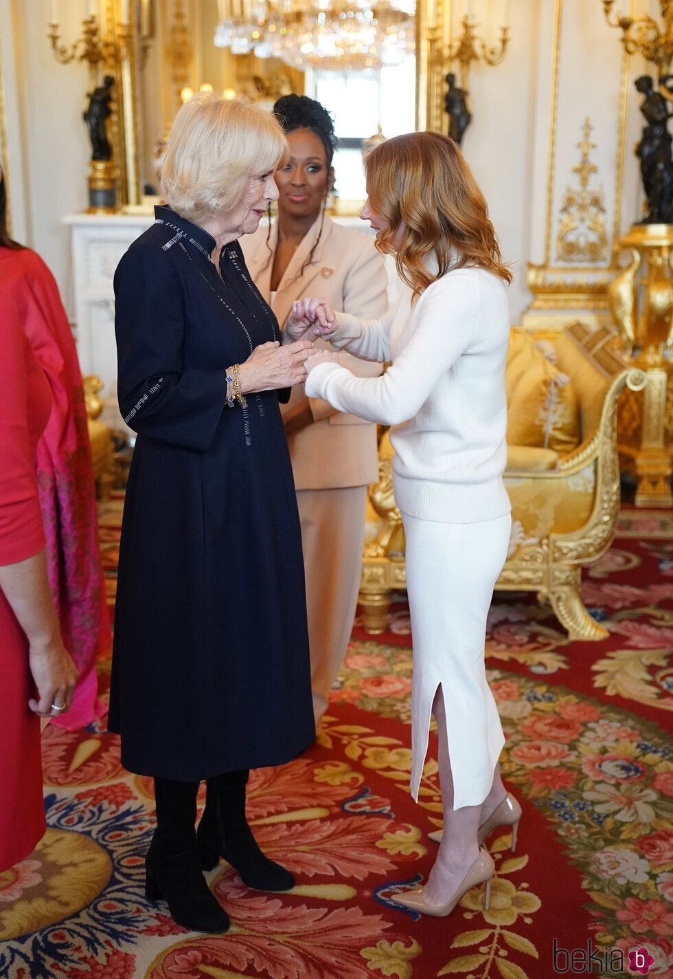 La Reina Camilla y Geri Halliwell en la recepción a los ganadores del Queen's Commonwealth Essay Competition