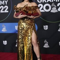 Rosalía sostiene sus premios en los Latin Grammy 2022