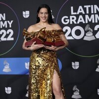 Rosalía sostiene sus premios en los Latin Grammy 2022