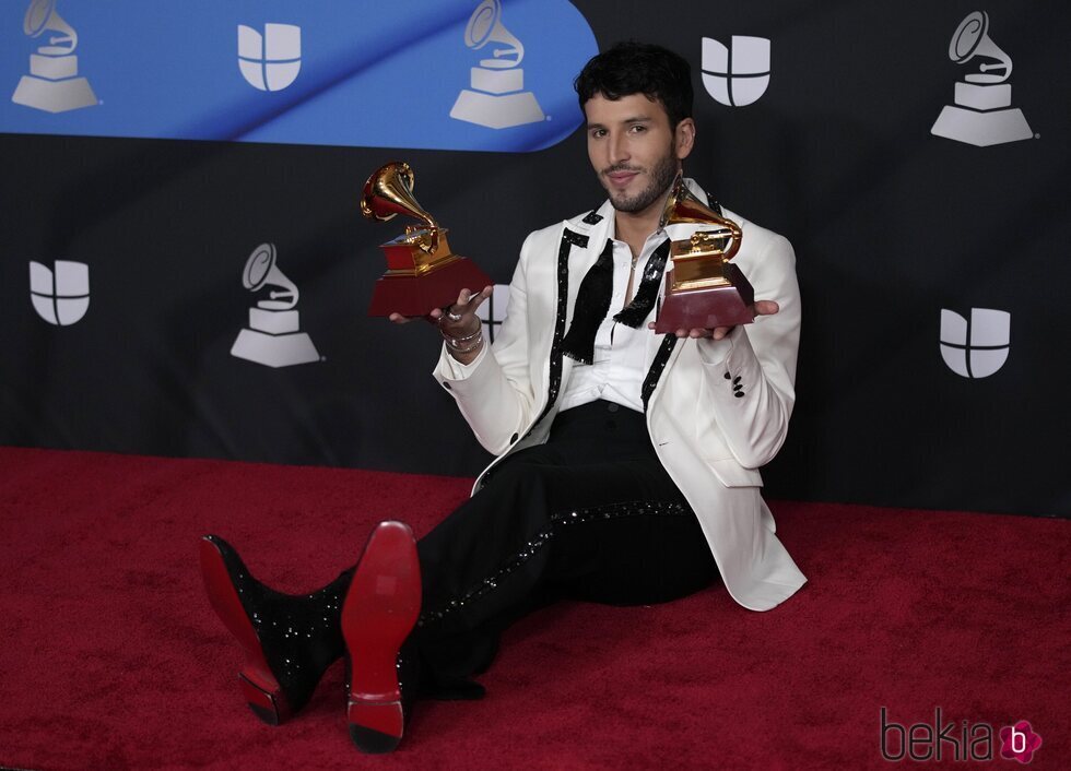 Sebastián Yatra con sus premios en los Latin Grammy 2022