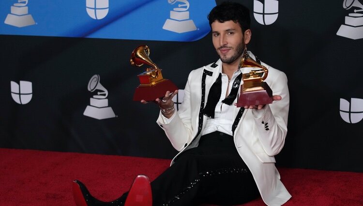 Sebastián Yatra con sus premios en los Latin Grammy 2022