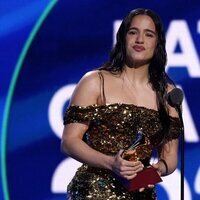 Rosalía recogiendo uno de sus premios en los Latin Grammy 2022