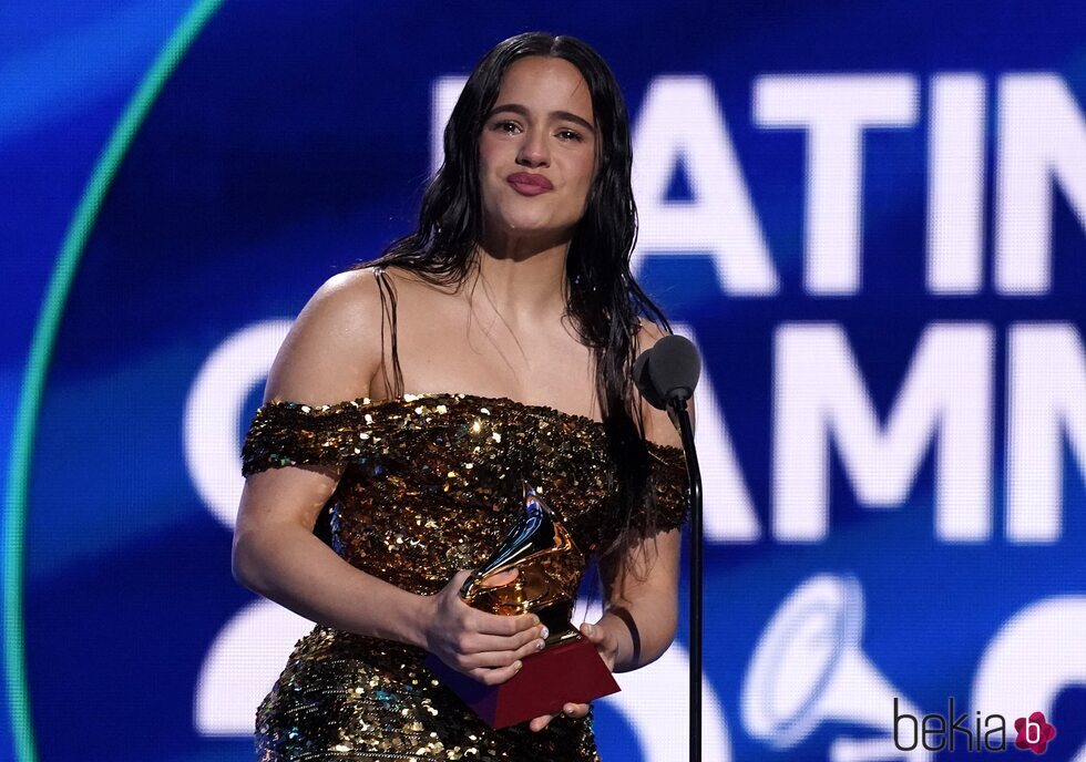 Rosalía recogiendo uno de sus premios en los Latin Grammy 2022