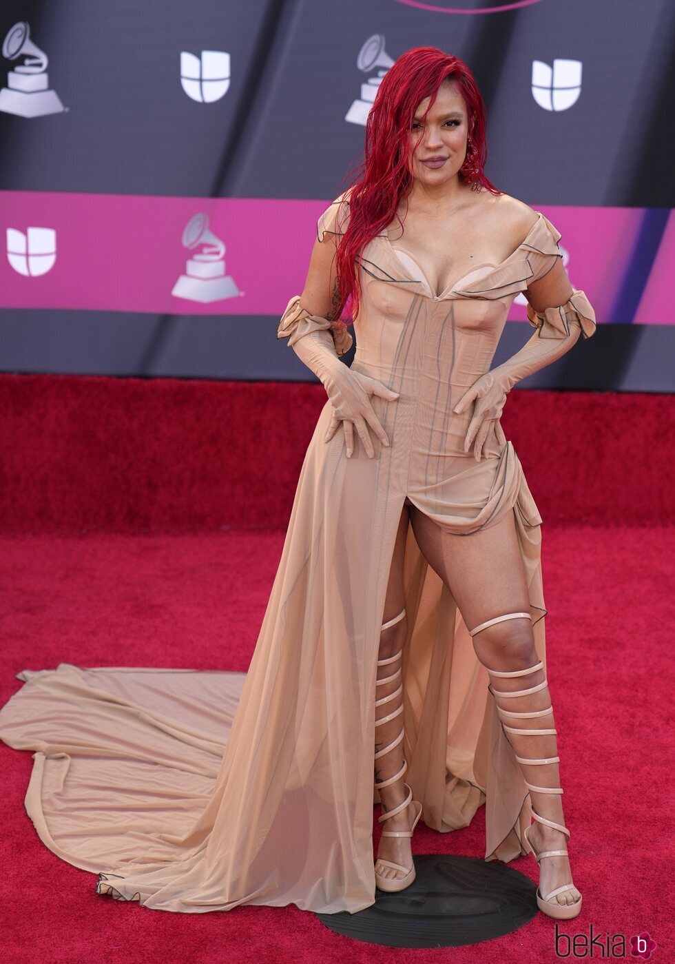 Karol G en la alfombra roja de los Latin Grammy 2022