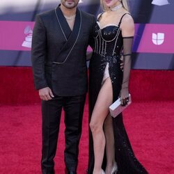 Luis Fonsi y Águeda López en la alfombra roja de los Latin Grammy 2022