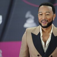 John Legend en la alfombra roja de los Latin Grammy 2022