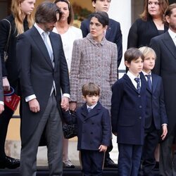 Carlota Casiraghi y Dimitri Rassam con sus hijos y su sobrino Sasha Casiraghi en el Día Nacional de Mónaco 2022