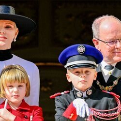 Alberto y Charlene de Mónaco y sus hijos saludando por el Día Nacional de Mónaco 2022