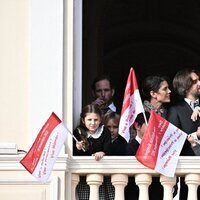 Andrea Casiraghi y sus hijos y Carlota Casiraghi, Dimitri Rassam y su hijo Balthazar con banderas en el Día Nacional de Mónaco 2022