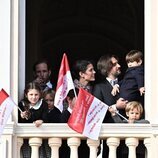 Andrea Casiraghi y sus hijos y Carlota Casiraghi, Dimitri Rassam y su hijo Balthazar con banderas en el Día Nacional de Mónaco 2022