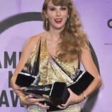 Taylor Swift con sus seis galardones en los American Music Awards 2022