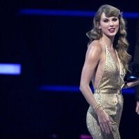 Taylor Swift con uno de sus premios en los American Music Awards 2022