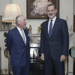 El Rey Carlos III mira a Felipe VI en su encuentro en Clarence House
