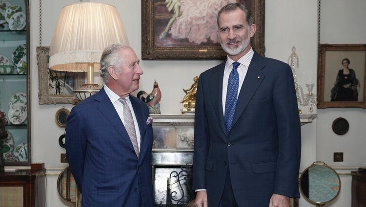 El Rey Carlos III mira a Felipe VI en su encuentro en Clarence House