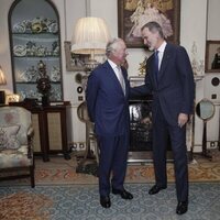 El Rey Carlos III y el Rey Felipe VI bromeando en su encuentro en Clarence House