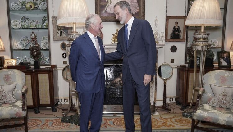 El Rey Carlos III y el Rey Felipe VI bromeando en su encuentro en Clarence House