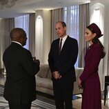 El Príncipe Guillermo y Kate Middleton hablando con el Presidente de Sudáfrica en su recibimiento por su Visita de Estado a Reino Unido
