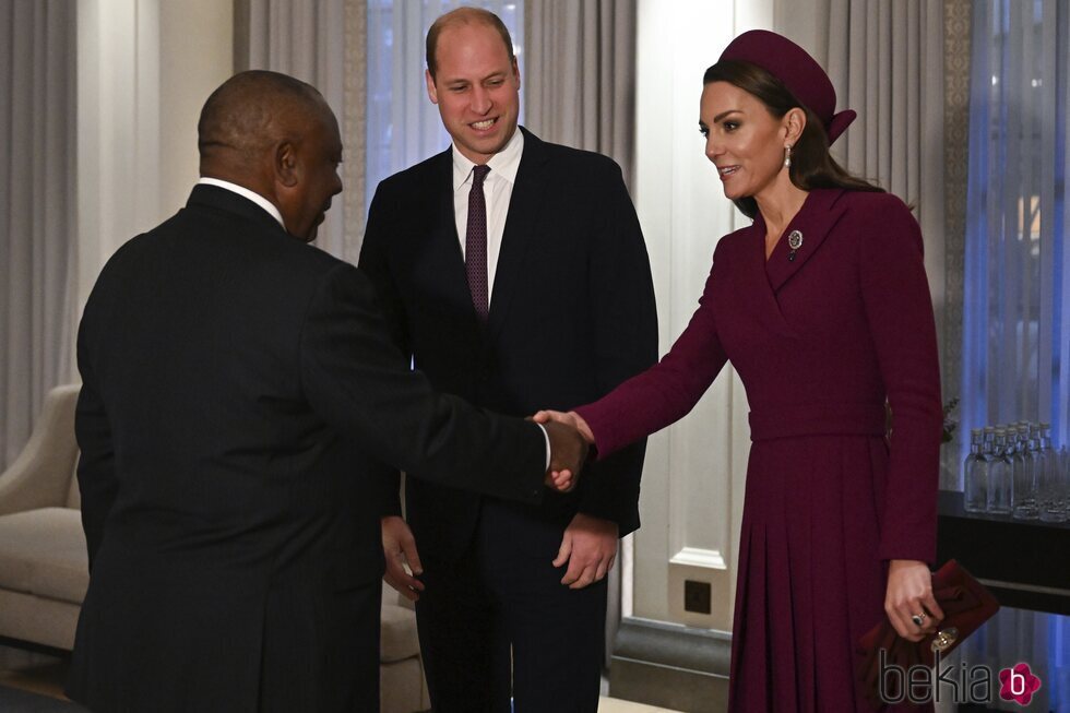 El Presidente de Sudáfrica saluda al Príncipe Guillermo y Kate Middleton en la primera Visita de Estado del reinado de Carlos III