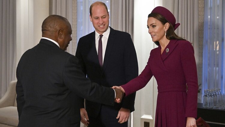 El Presidente de Sudáfrica saluda al Príncipe Guillermo y Kate Middleton en la primera Visita de Estado del reinado de Carlos III