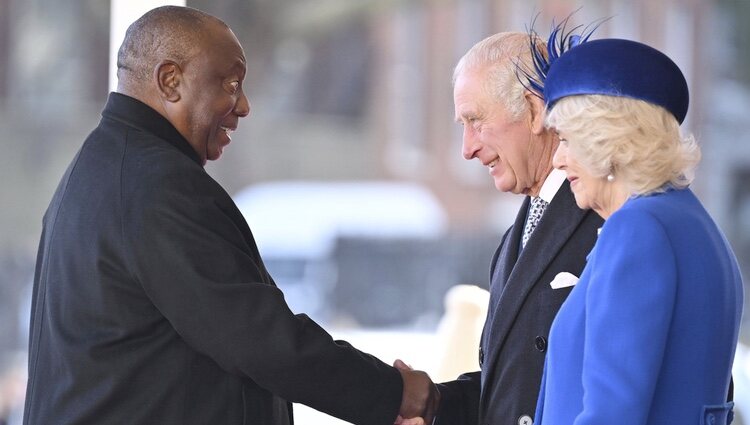 El Presidente de Sudáfrica saluda a los Reyes Carlos y Camilla en la primera Visita de Estado del reinado de Carlos III