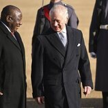 Cyril Ramaphosa y Carlos III en la ceremonia de bienvenida al Presidente de Sudáfrica por su Visita de Estado a Reino Unido