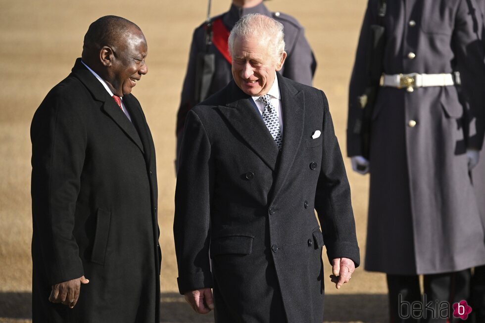 Cyril Ramaphosa y Carlos III en la ceremonia de bienvenida al Presidente de Sudáfrica por su Visita de Estado a Reino Unido