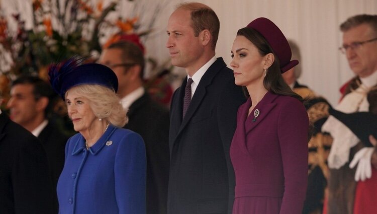 La Reina Camilla y el Príncipe Guillermo y Kate Middleton en la ceremonia de bienvenida al Presidente de Sudáfrica por su Visita de Estado a Reino Unido