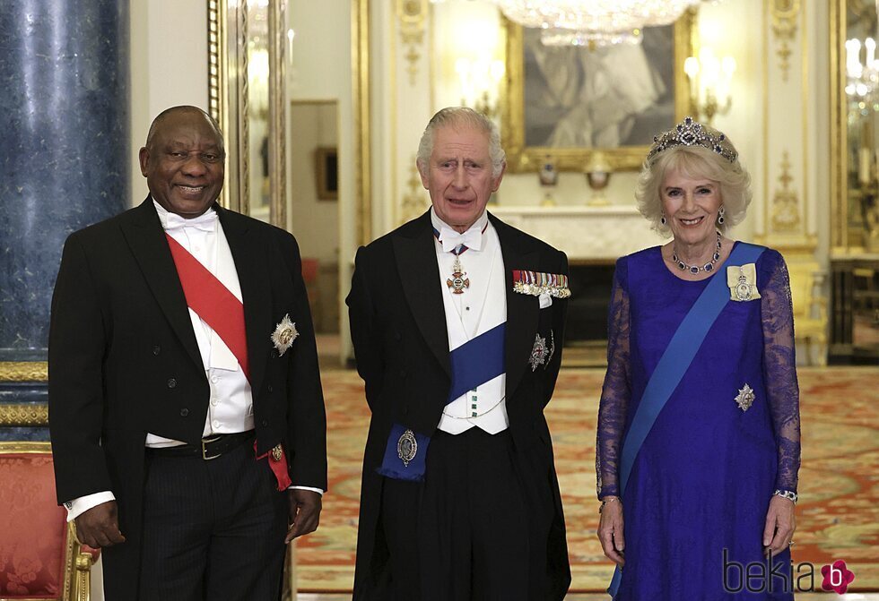 Carlos III y la Reina Camilla acompañados del Presidente de Sudáfrica en la cena que ofrecieron en su honor en Buckingham
